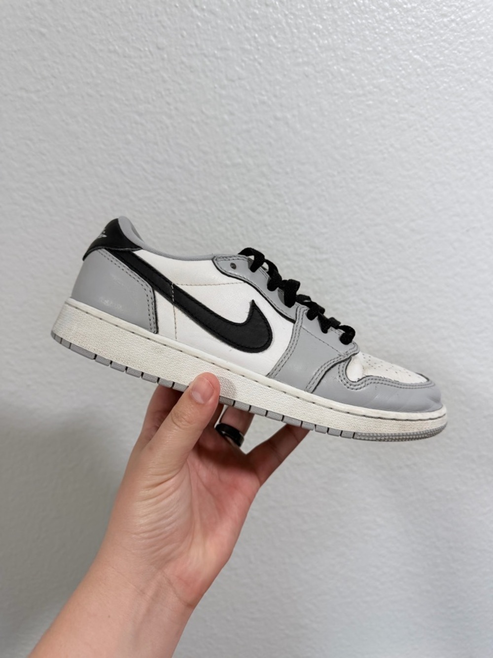Jordan retro 1 low grey and white